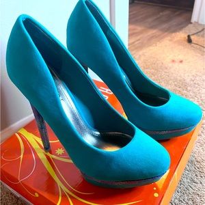 Teal platform heel with multi color brim